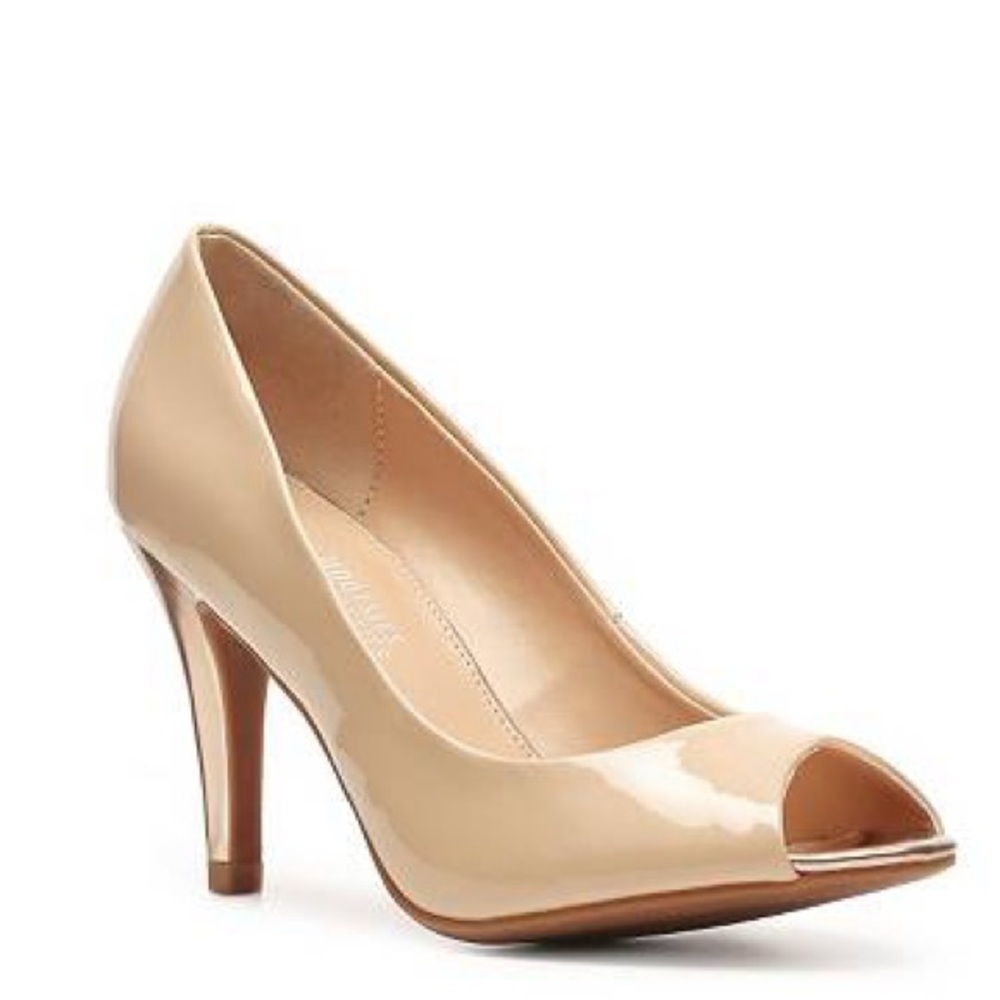 Mootsie tootsie, moabrey. Beige and gold pump. Size 7 1/2.
